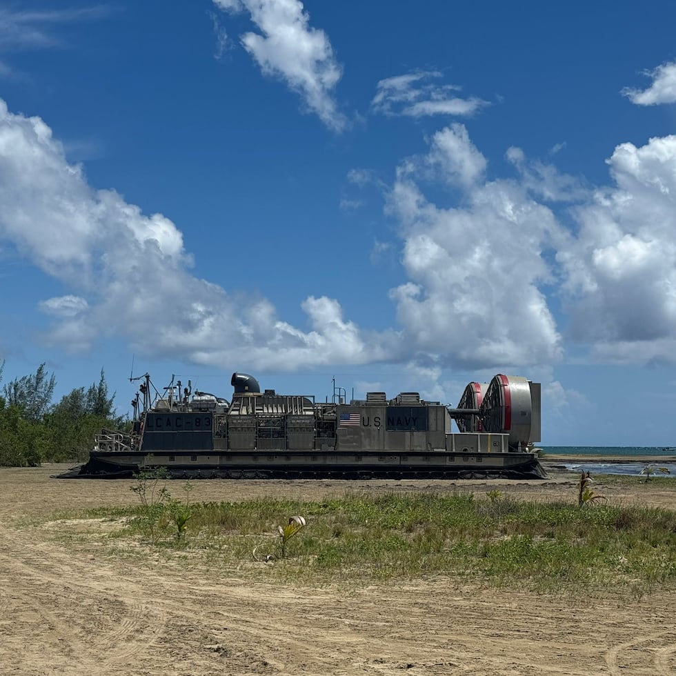 Uno de los vehículos militares utilizados en un entrenamiento en la costa de Arroyo el viernes, 5 de septiembre de 2025.
