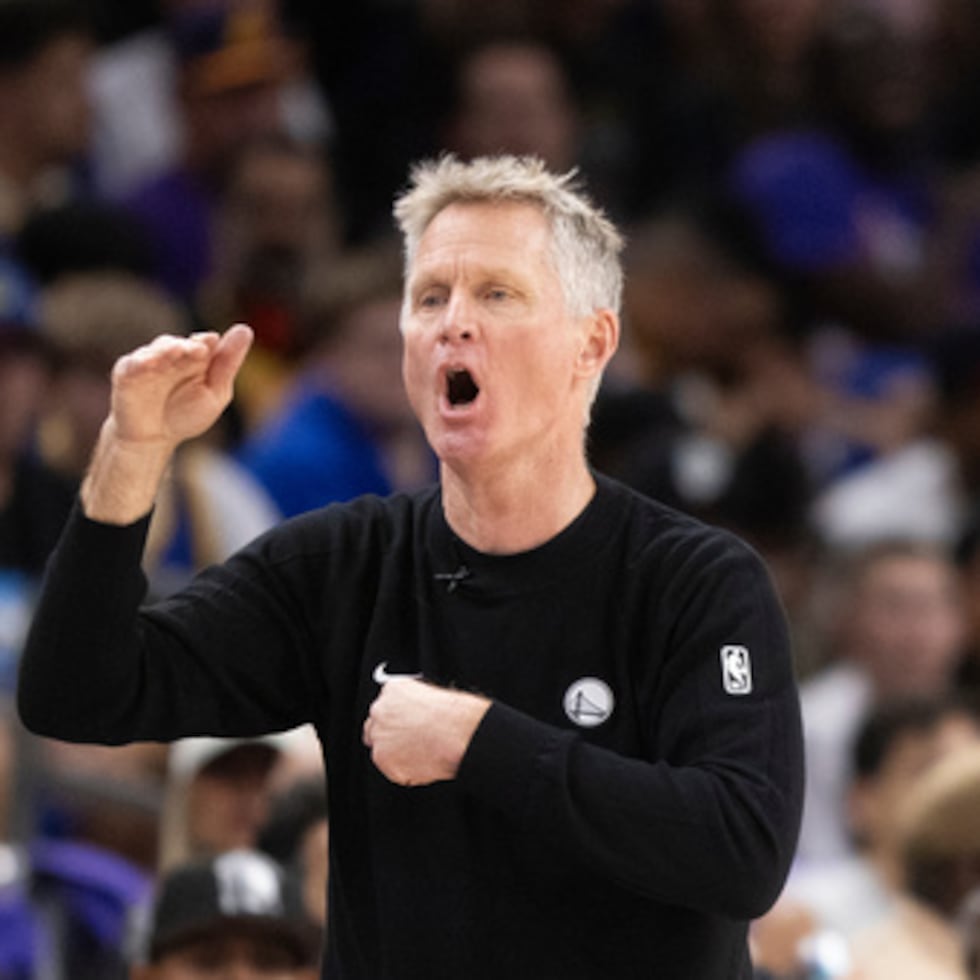 El entrenador de los Golden State Warriors, Steve Kerr, durante la primera mitad del partido contra los Phoenix Suns en Phoenix, Arizona, el viernes 17 de abril de 2026. (Stephen Lam/San Francisco Chronicle vía AP)