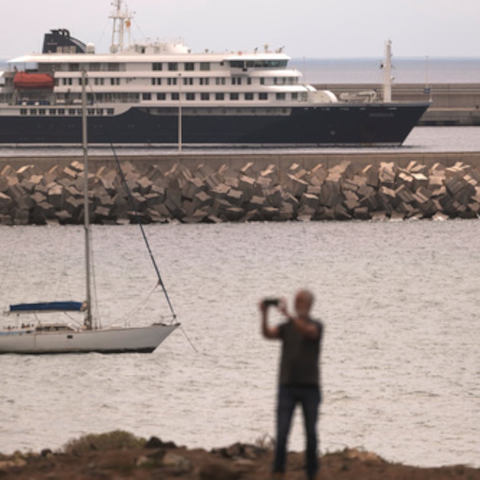 El crucero MV Hondius, afectado por el hantavirus, fondeado en el puerto de Granadilla en Tenerife, Islas Canarias, España.