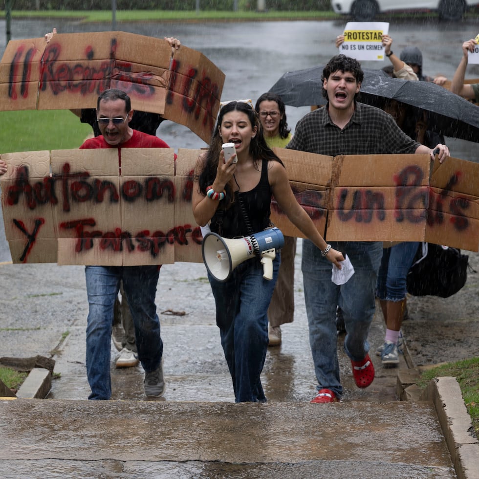 Varios estudiantes realizaron un piquete en medio de la tensa situación que se vive en la administración central de la UPR tras la destitución de cinco rectores, entre ellos, la doctora Angélica Varela Llavona, de Río Piedras.