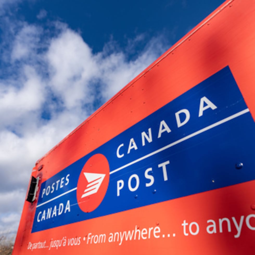 Un camión de correo de Canada Post aparcado en su centro de distribución.