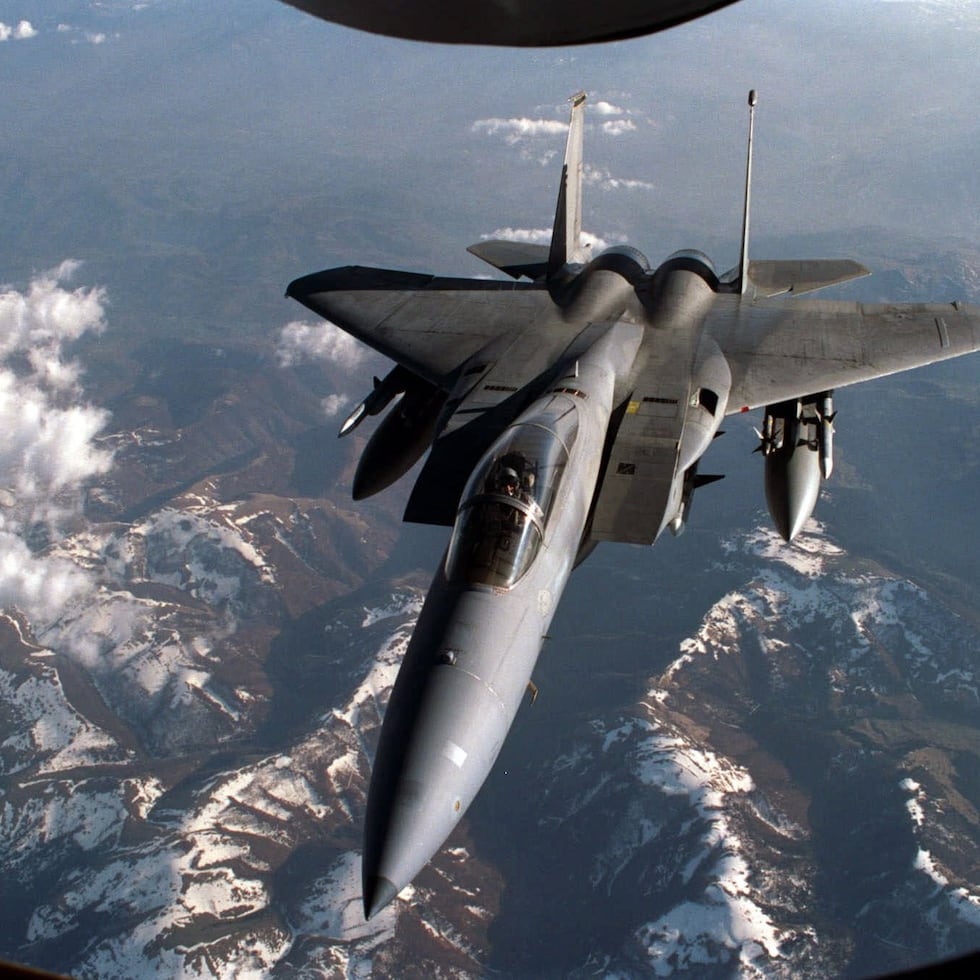 Las autoridades indicaron que aviones de ataque F-15E Strike Eagles participaron en la misión.