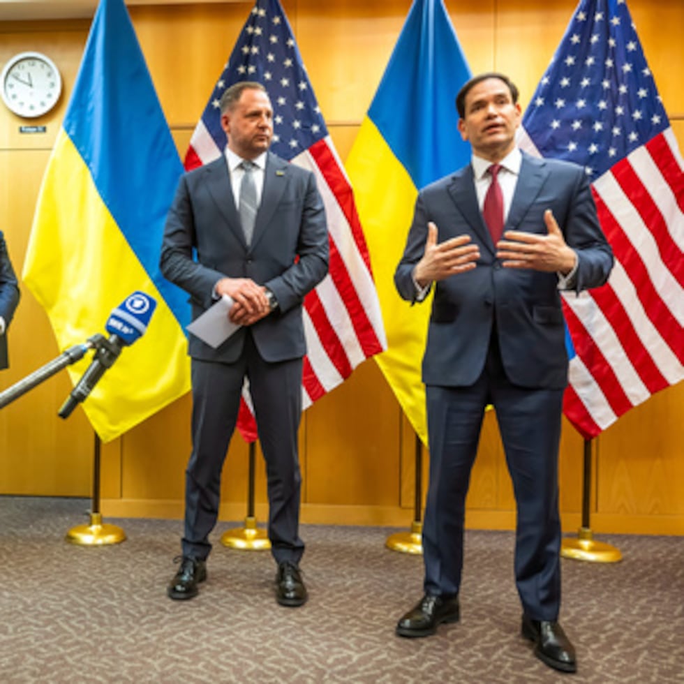 ARCHIVO - Andrii Yermak, entonces jefe de gabinete presidencial de Ucrania, segundo a la derecha, y el secretario de Estado de EE.UU. Marco Rubio, a la derecha, hablan con la prensa mientras continúan sus consultas en la Misión de EE.UU. ante las Organizaciones Internacionales en Ginebra, el 23 de noviembre de 2025. (Martial Trezzini/Keystone vía AP, Archivo)