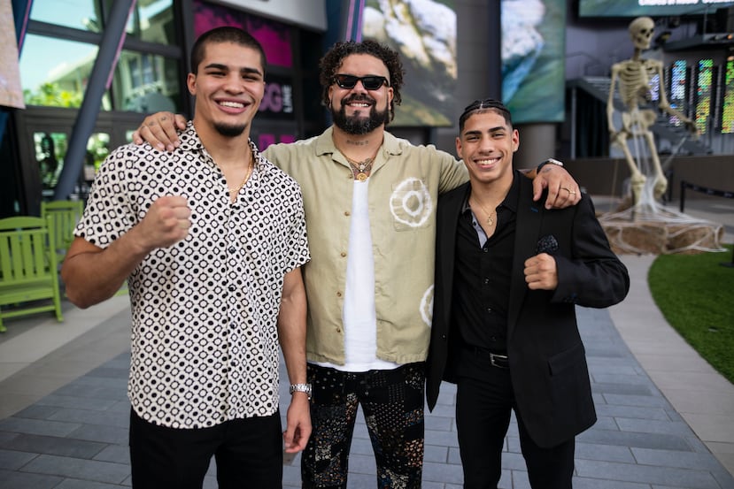 Gardy López (centro) junto a Xander Zayas (izquierda) y Juanmita López de Jesús en 2024.
