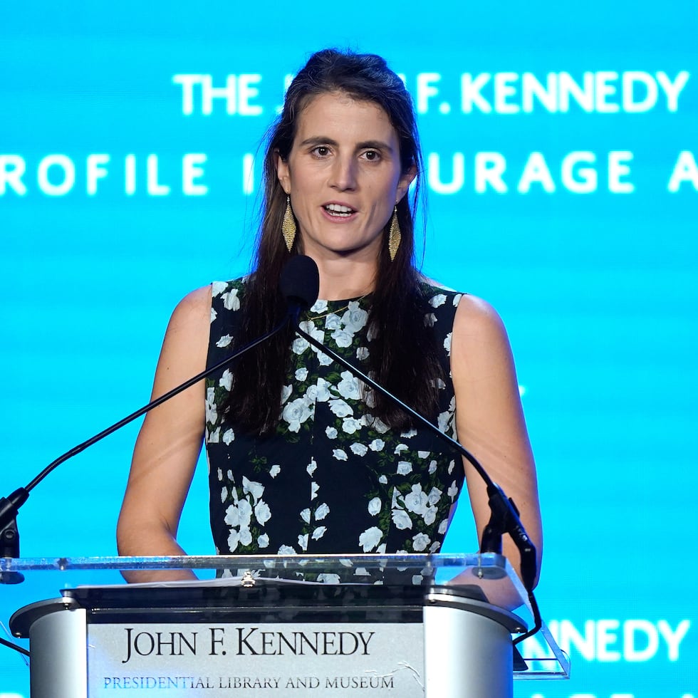 Tatiana Schlossberg, hija de Caroline Kennedy y Edwin Schlossberg, pronuncia un discurso durante la premiación del John F. Kennedy Profile in Courage Award, en la Biblioteca Presidencial John F. Kennedy, el 29 de octubre de 2023, en Boston.