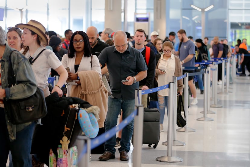Los pasajeros aéreos soportan largas filas y esperas de hasta dos horas en el control de seguridad de la TSA en la Terminal E del Aeropuerto Intercontinental George Bush el viernes 20 de marzo de 2026 en Houston. (Foto AP/Michael Wyke)