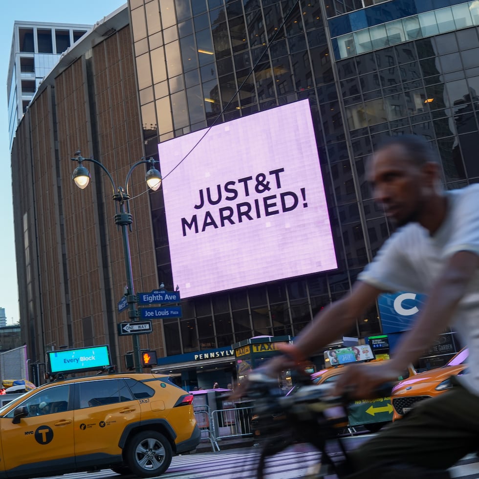La confirmación del matrimonio se dio a conocer al público con el letrero de la pantalla exterior del MSG en el que se leía “JUST&T MARRIED”.
