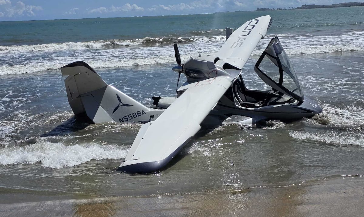 Avioneta se estrella en playa de Toa Baja