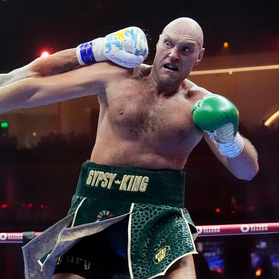 Las únicas dos derrotas en la carrera de Tyson Fury, a la derecha, son ante Oleksandr Usyk.