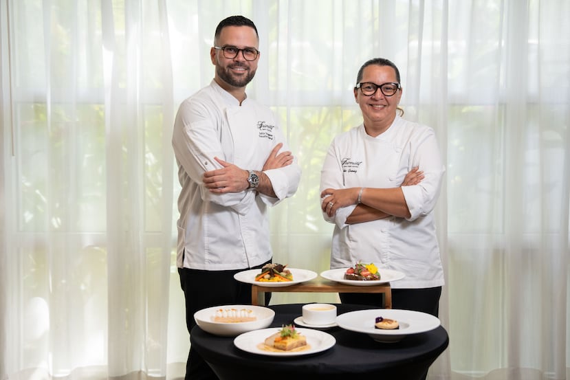 El menú de la Gala Hecho en Puerto Rico 2026 estuvo a cargo de Julio César Campos, sous chef ejecutivo (a la izquierda); y Erika Gómez Salas, chef ejecutiva del Fairmont El San Juan Hotel (a la derecha).