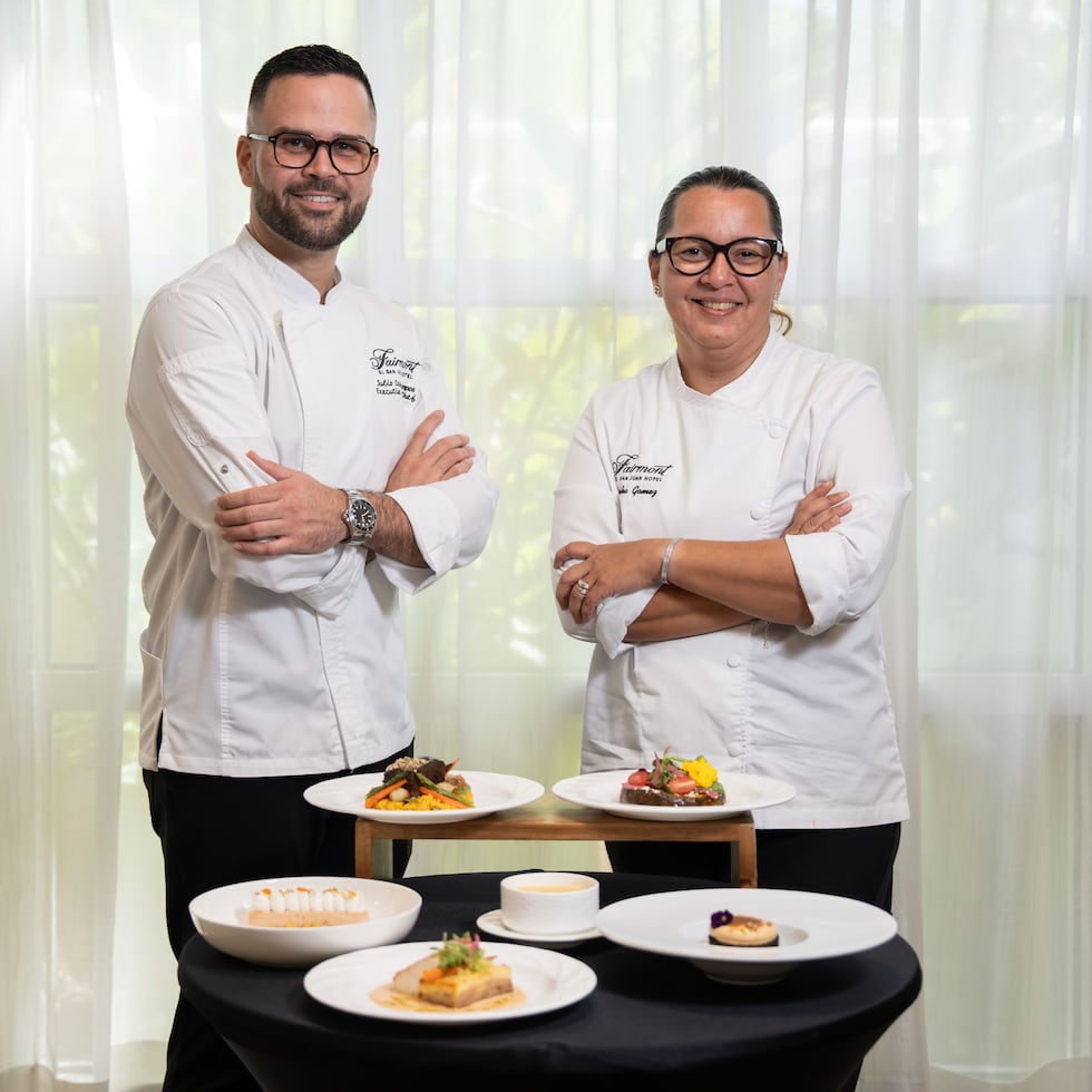El menú de la Gala Hecho en Puerto Rico 2026 estuvo a cargo de Julio César Campos, sous chef ejecutivo (a la izquierda); y Erika Gómez Salas, chef ejecutiva del Fairmont El San Juan Hotel (a la derecha).