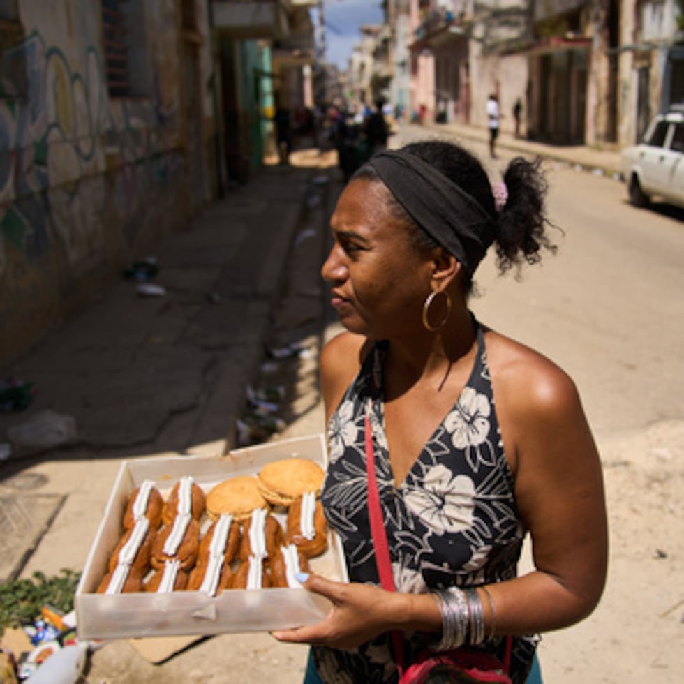 Yuneisy Riviaux creció en un barrio obrero de La Habana y ha soportado una vida de privaciones, pero nunca imaginó que llegaría un día en que ella y sus hijas pequeñas se quedarían sin almorzar.