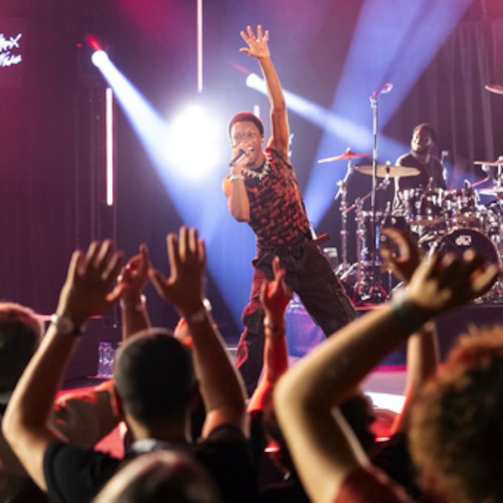 ARCHIVO - El cantautor estadounidense David Anthony Burke, alias D4vd, actúa en el escenario del Casino durante la 58ª edición del Festival de Jazz de Montreux (MJF), en Montreux, Suiza, el 19 de julio de 2024. (Cyril Zingaro/Keystone vía AP, Archivo)