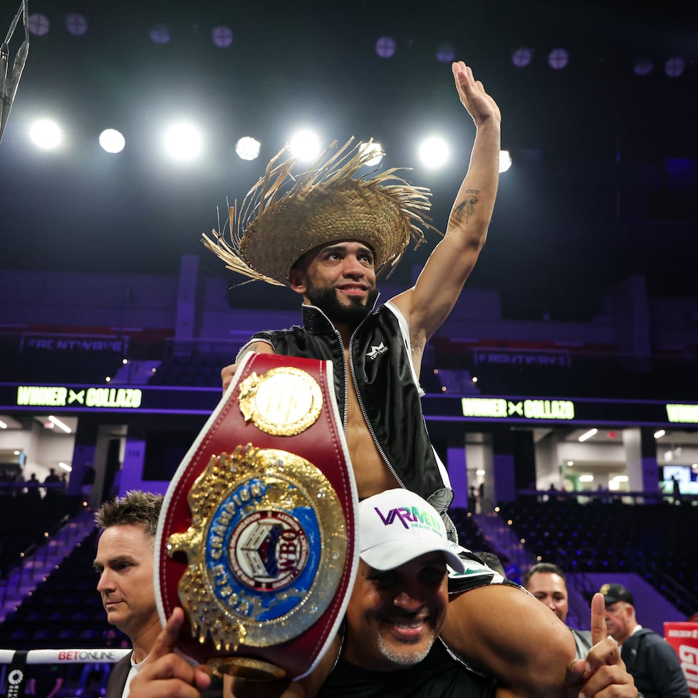 Oscar Collazo celebra su triunfo sobre Neider Valdez el sábado.