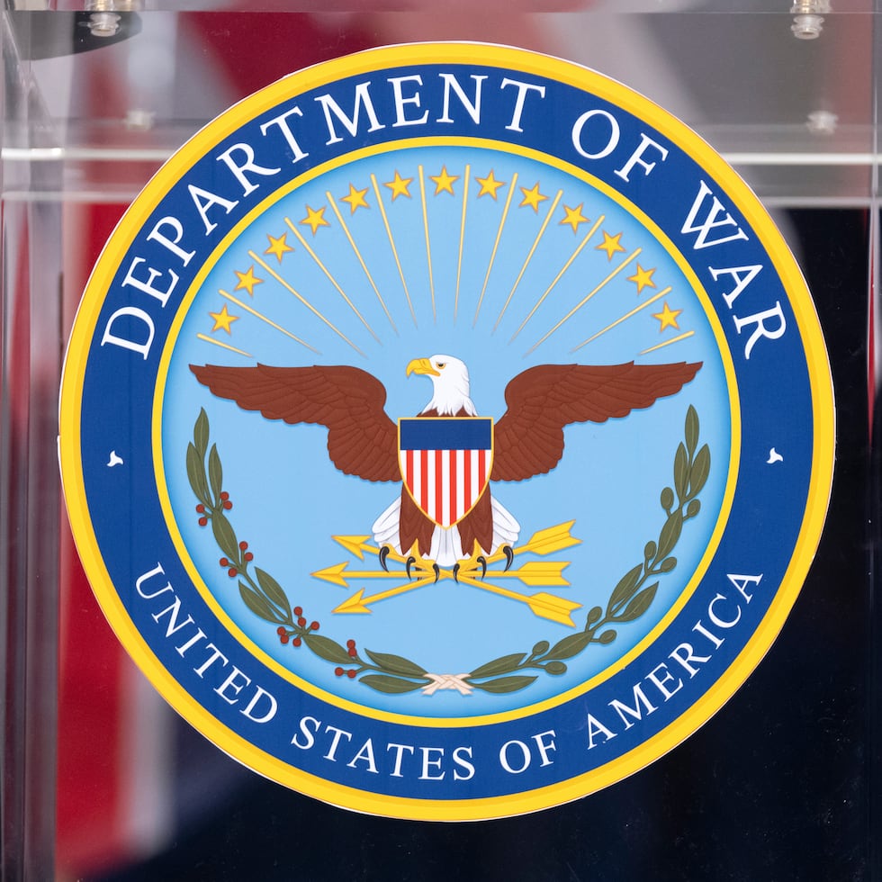 La Ley de Autorización de Defensa Nacional, de más de 3,000 páginas, incluye varias medidas que contrarrestan al Departamento de Defensa, como la exigencia de más información sobre los ataques con embarcaciones en el Caribe y el apoyo a aliados en Europa, como Ucrania.