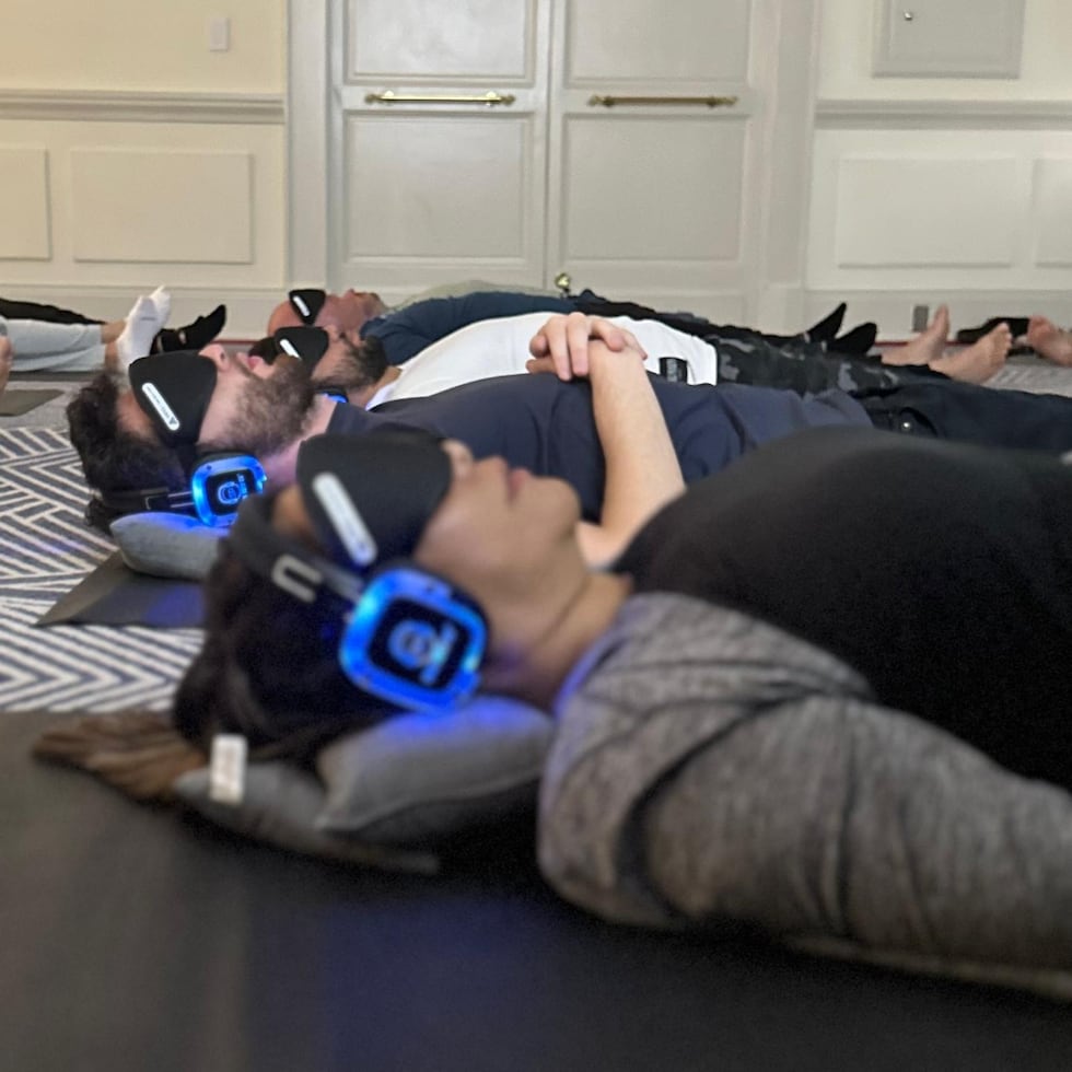 La terapia de sonidos binaurales usa tecnología avanzada para practicar la armonización de los dos hemisferios del cerebro.