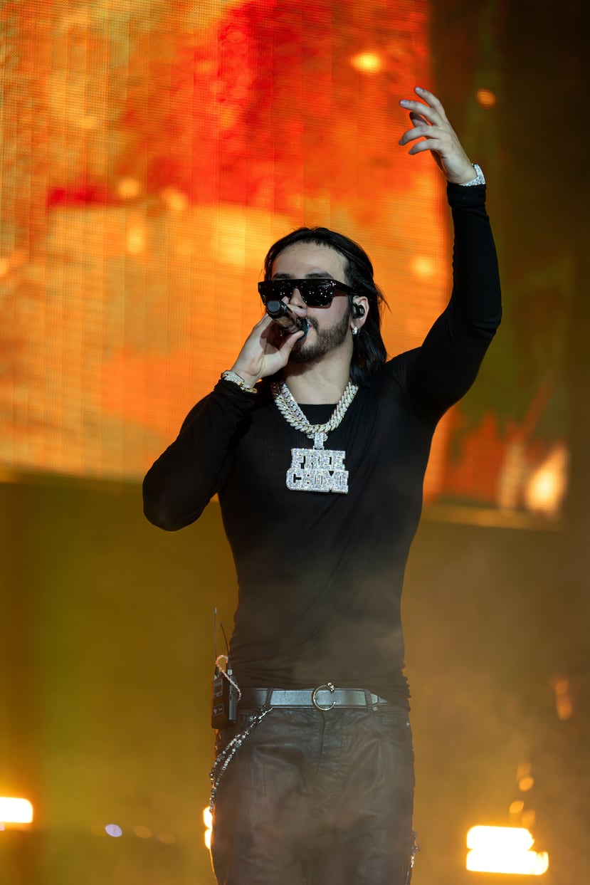 Clarent con la cadena que lleva el mensaje "Free Chimi", en referencia al rapero Yovngchimi, quien fue arrestado en diciembre de 2024.