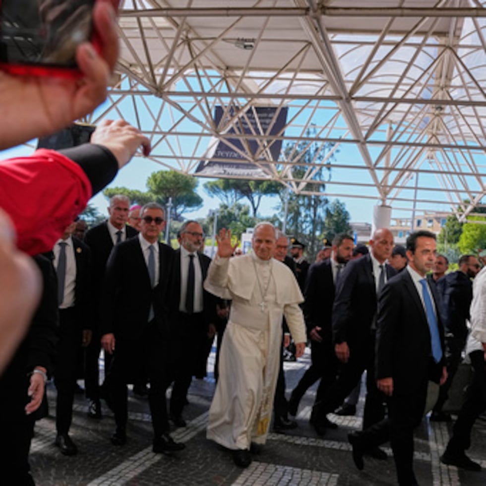 El papa León XIV llega a la Policlínica Agostino Gemelli de Roma.