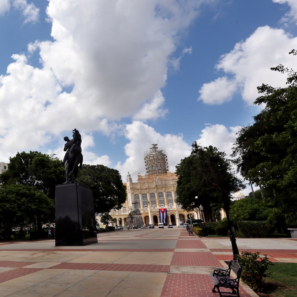 Vista de un parque vacío frente al Museo de la Revolución en La Habana, en una fotografía de archivo. EFE/Ernesto Mastrascusa