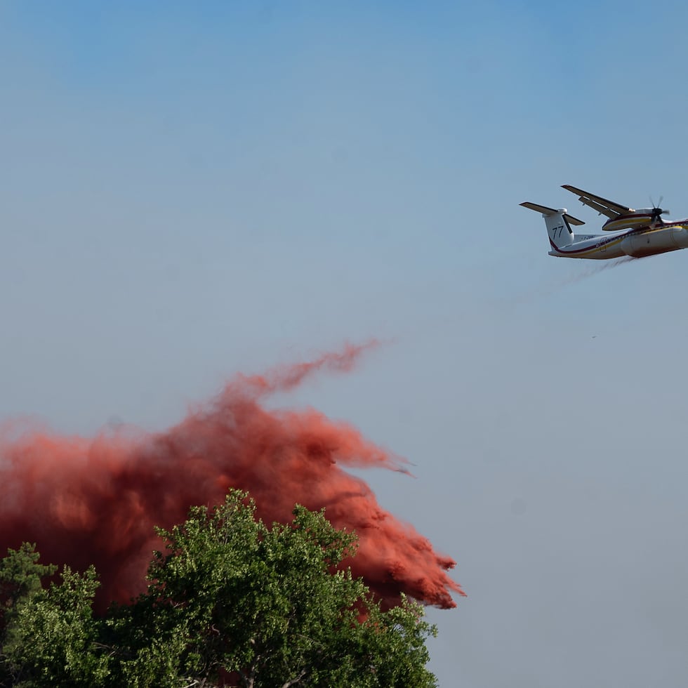 Un avión cisterna arroja agua mientras combate incendios forestales en Ares, al oeste de Francia, el viernes 24 de julio de 2026. (Foto AP/Caroline Blumberg)
