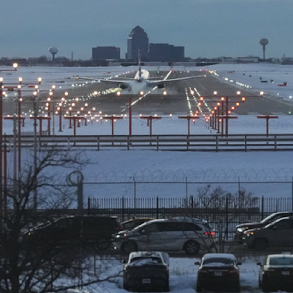 Un avión de American Airlines llega al aeropuerto internacional O'Hare de Chicago, el domingo 30 de noviembre de 2025. (AP Photo/Nam Y. Huh, Archivo)