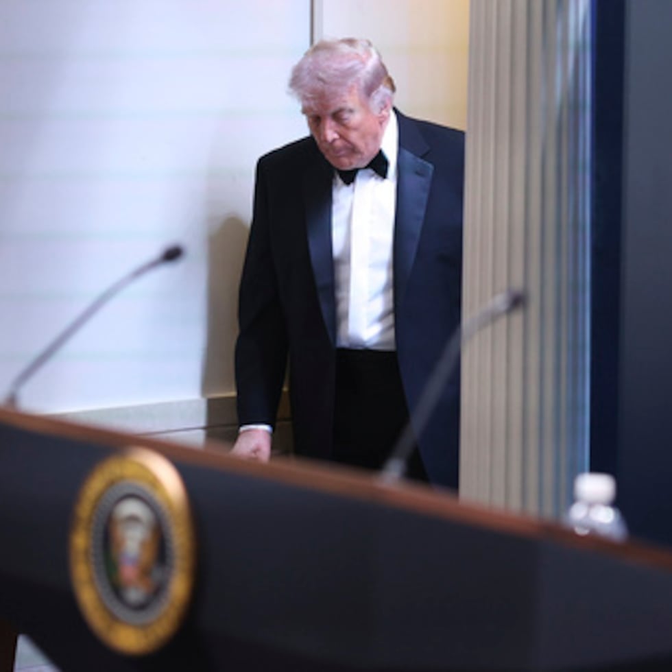El presidente Donald Trump llega a la sala de prensa James Brady en la Casa Blanca después de una amenaza no especificada en la cena anual de la Asociación de Corresponsales de la Casa Blanca en Washington, el sábado 25 de abril de 2026. (AP Photo/Tom Brenner)