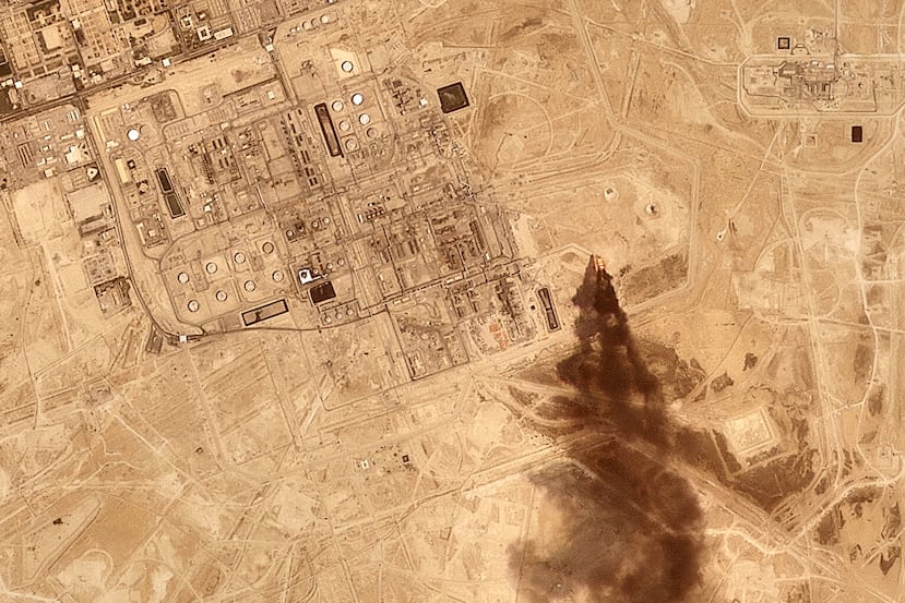 Esta imagen satelital proporcionada por Planet Labs PBC el 27 de julio de 2026 muestra humo saliendo de la planta de procesamiento de petróleo de Saudi Aramco en Abqaiq, Arabia Saudita, 2026. (Planet Labs PBC vía AP)