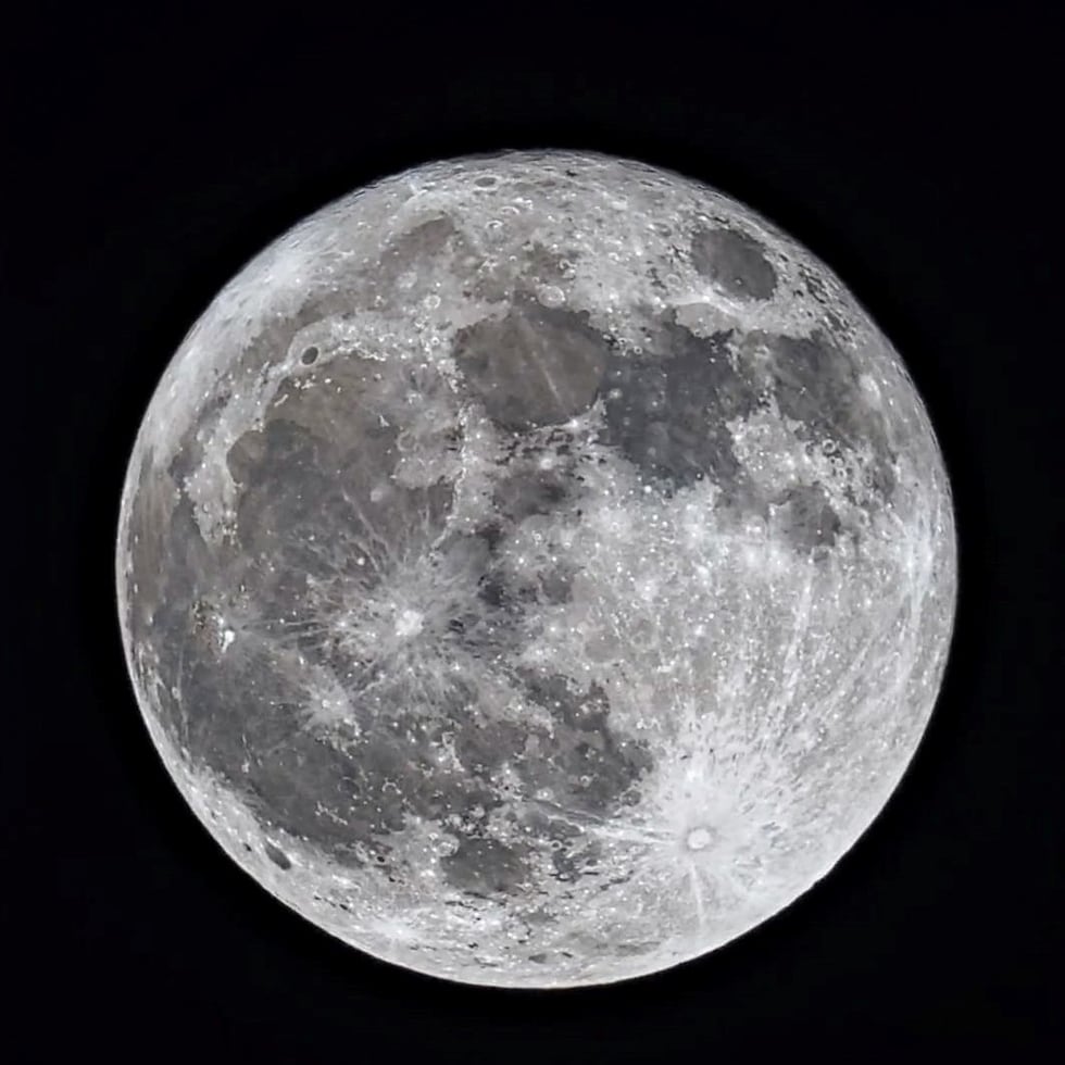 Fotografía comparativa de la Súper Luna llena.