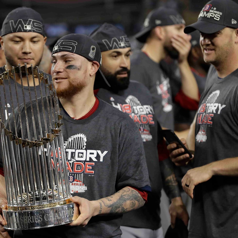 El receptor boricua Christian Vázquez sujeta el trofeo de la Serie Mundial cuando militó con los Red Sox de Boston.