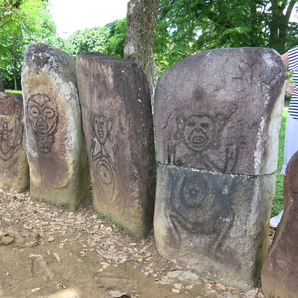 Fotografía donde se observan monolitos de piedra del batey principal en el Centro Ceremonial Indígena de Caguana, en Utuado.