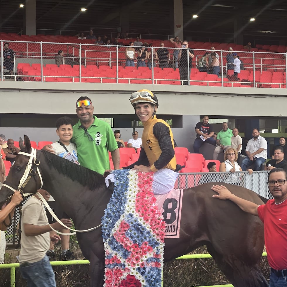 Don Octavio, en el círculo de ganadores de la Copa San Juan, junto a su equipo de trabajo, incluidos el entrenador Gilberto Escobar (camisa roja) y su jinete, Jorge Vargas hijo.