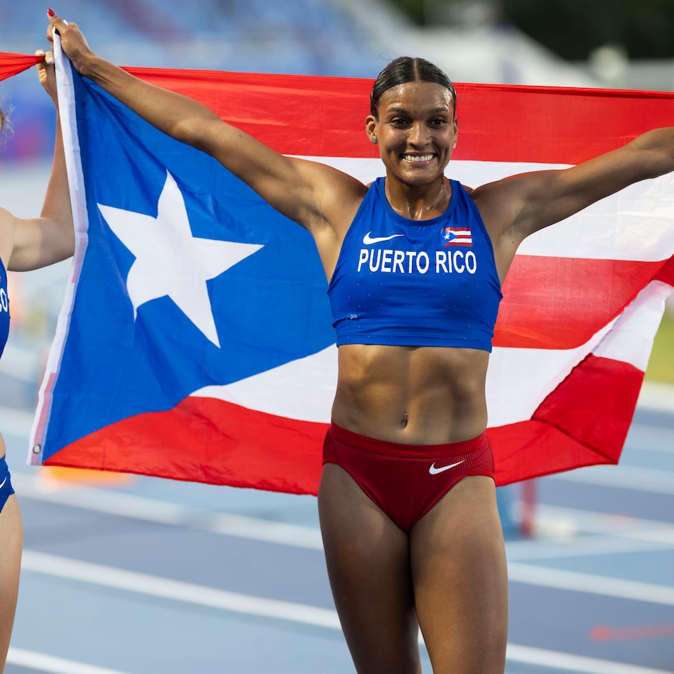Alysbeth Félix y Fabiola Declet celebran juntas en el podio del heptatlón en Santo Domingo 2026. Félix conquistó el oro con récord nacional de 6,136 puntos, mientras Declet se estrenó en unos Juegos Centroamericanos y del Caribe con la medalla de bronce.