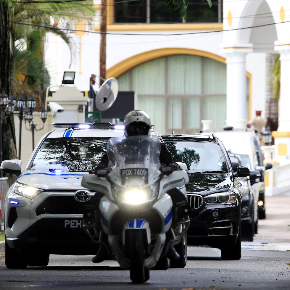 Fotografía del 25 de noviembre de 2025 que muestra la caravana que custodia al jefe del Estado Mayor Conjunto de Estados Unidos, el general Dan Caine, a su llegada al Centro Diplomático este martes, en Puerto España.