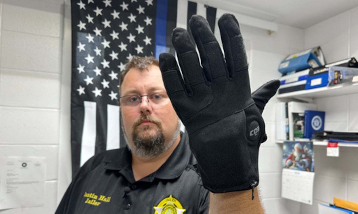 Congresistas demócratas proponen prohibir guantes de descarga eléctrica para agentes de ICE