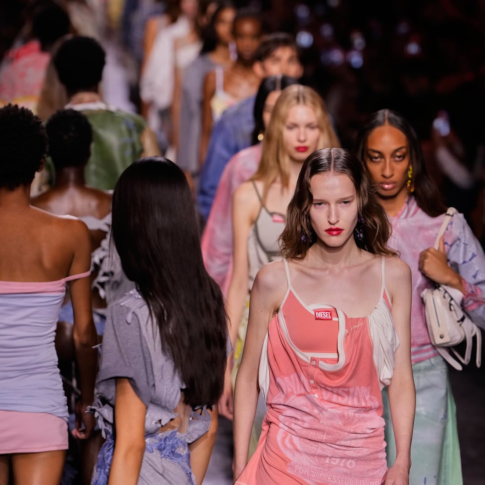Models durante la pasarela primavera-verano 2027 de Diesel, durante la Semana de la Moda de Milán.