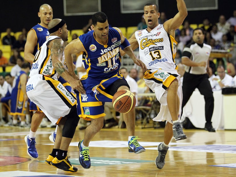 Christian Dalmau (11) y Rafael "Pachy" Cruz (13), durante un partido entre los Vaqueros de Bayamón y los Capitanes de Arecibo.