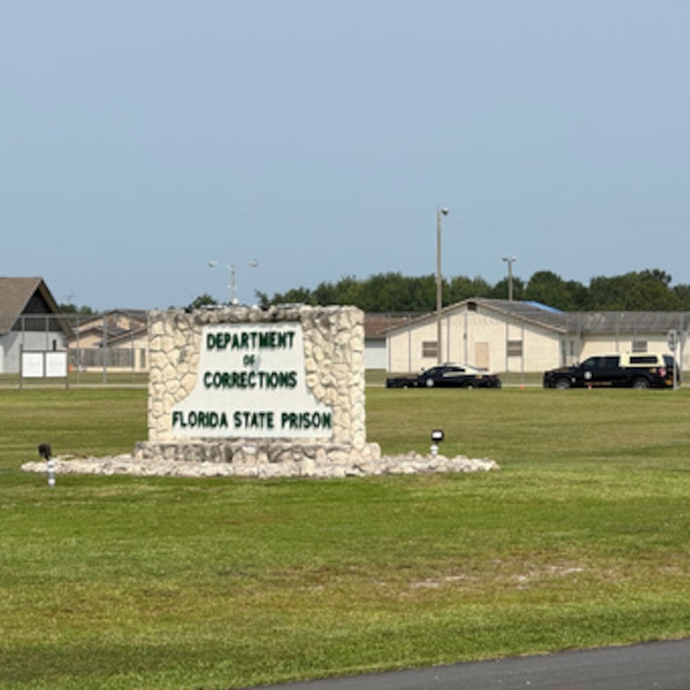 Vehículos de las fuerzas del orden aparcados frente a la prisión estatal de Florida en Starke, Florida.