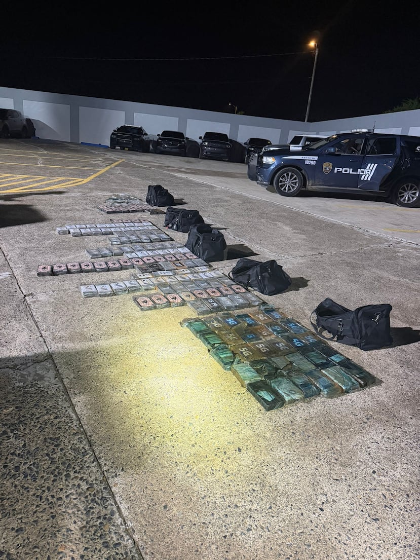 La Policía logró ocupar un vehículo que fue abandonado luego de una persecusión y que contenía cinco bultos repletos de cocaína.