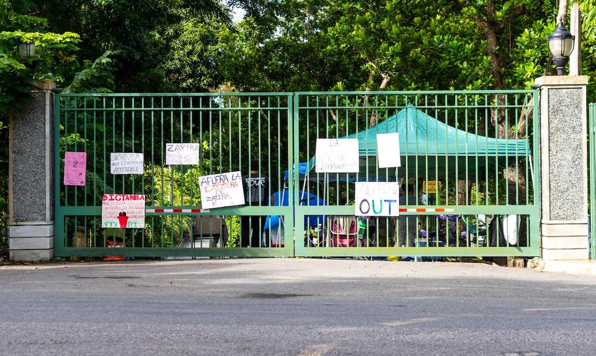 Estudiantes de la UPR en Mayagüez llevan sus reclamos a los portones del recinto