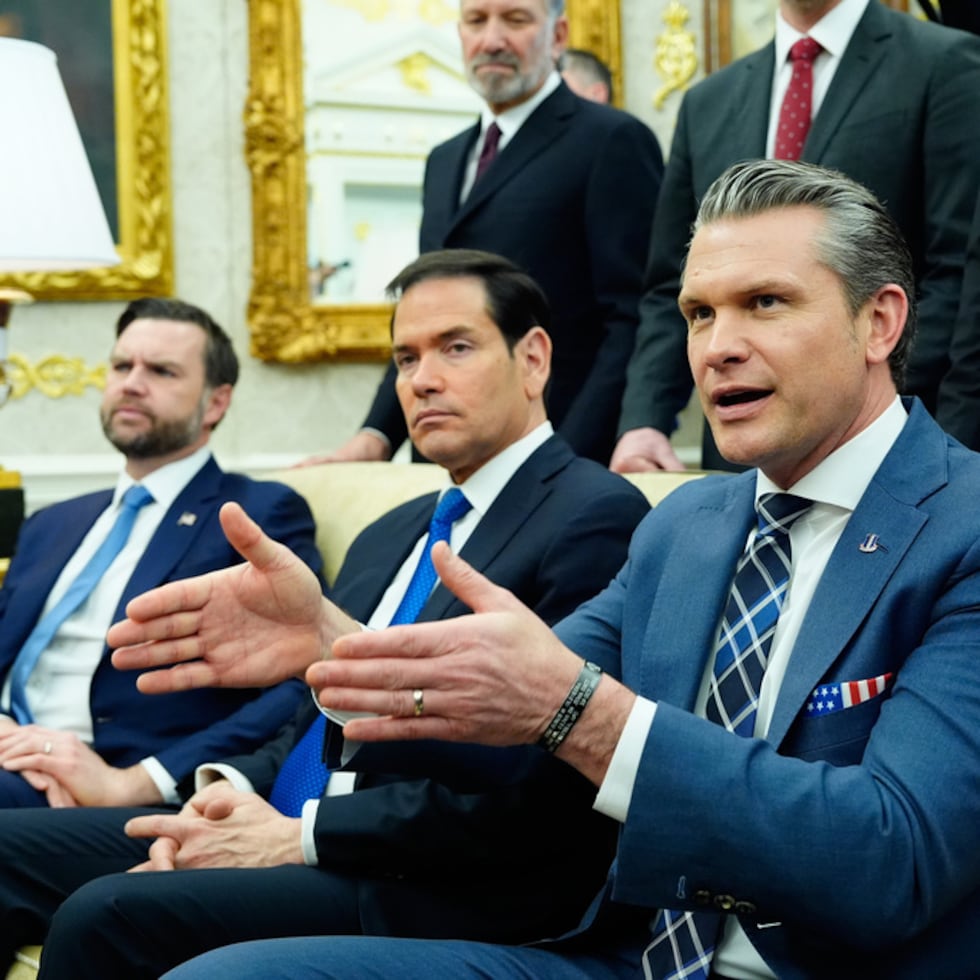 El secretario de Guerra, Pete Hegseth, a la derecha, junto a los sentados de izquierda a derecha, el vicepresidente JD Vance y el secretario de Estado, Marco Rubio.