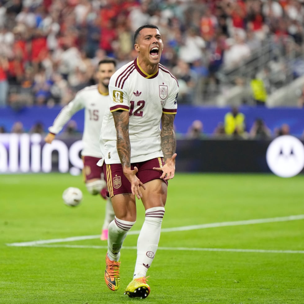 Pedro Porro celebra efusivamente el segundo gol de España sobre Francia.