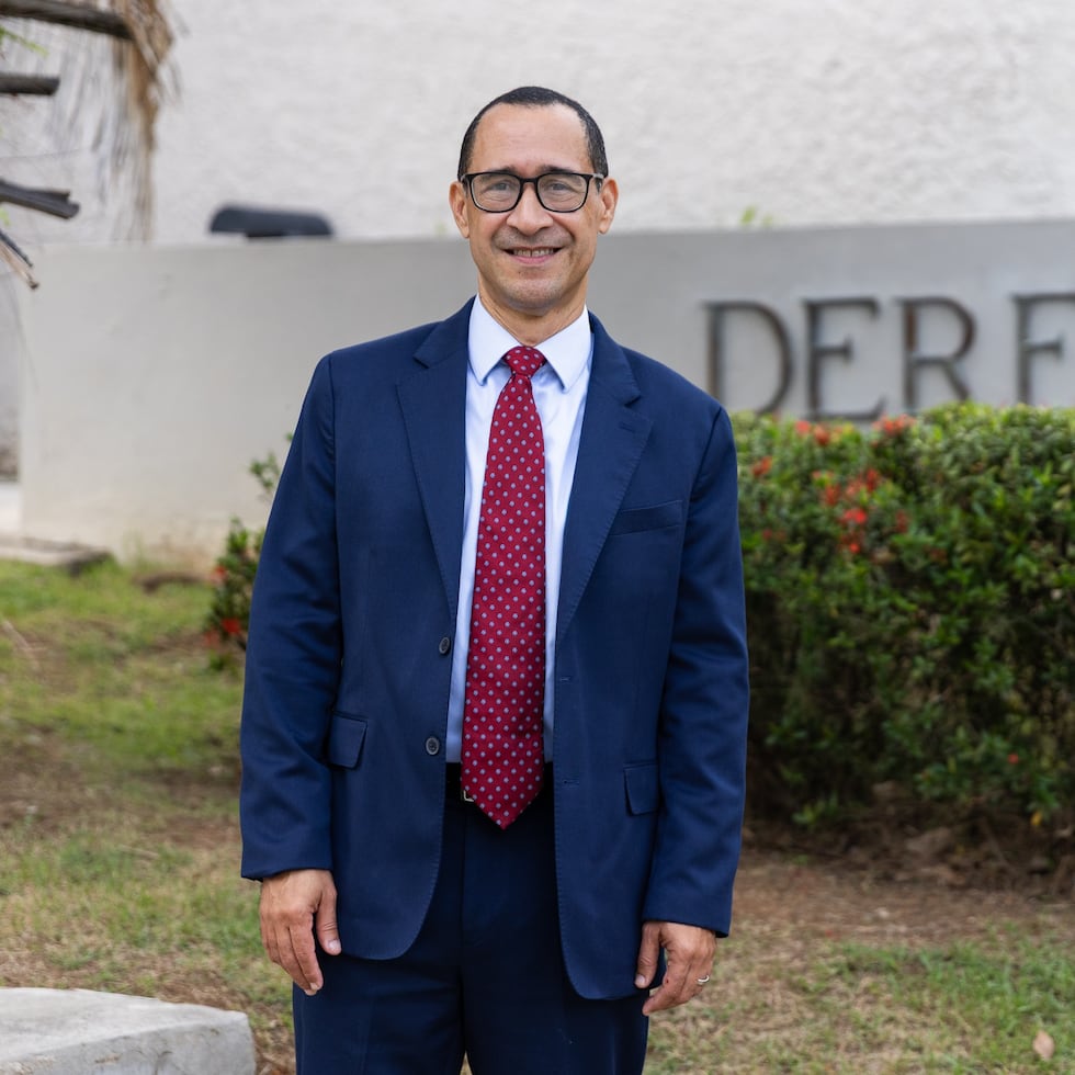 William Vázquez Irizarry posa frente a la Escuela de Derecho de la Universidad de Puerto Rico en Río Piedras, donde enseña desde agosto de 2005.