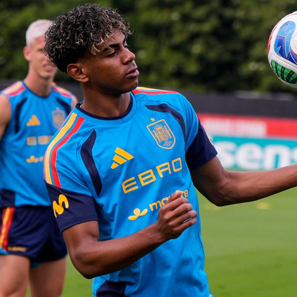 El atacante español Lamine Yamal durante un entrenamiento previo al Mundial.