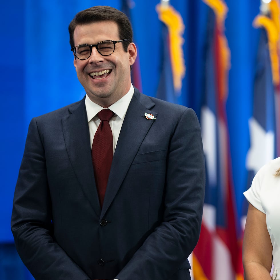 El secretario de la Gobernación, Francisco Domenech, junto a la subsecretaria Itza García.
