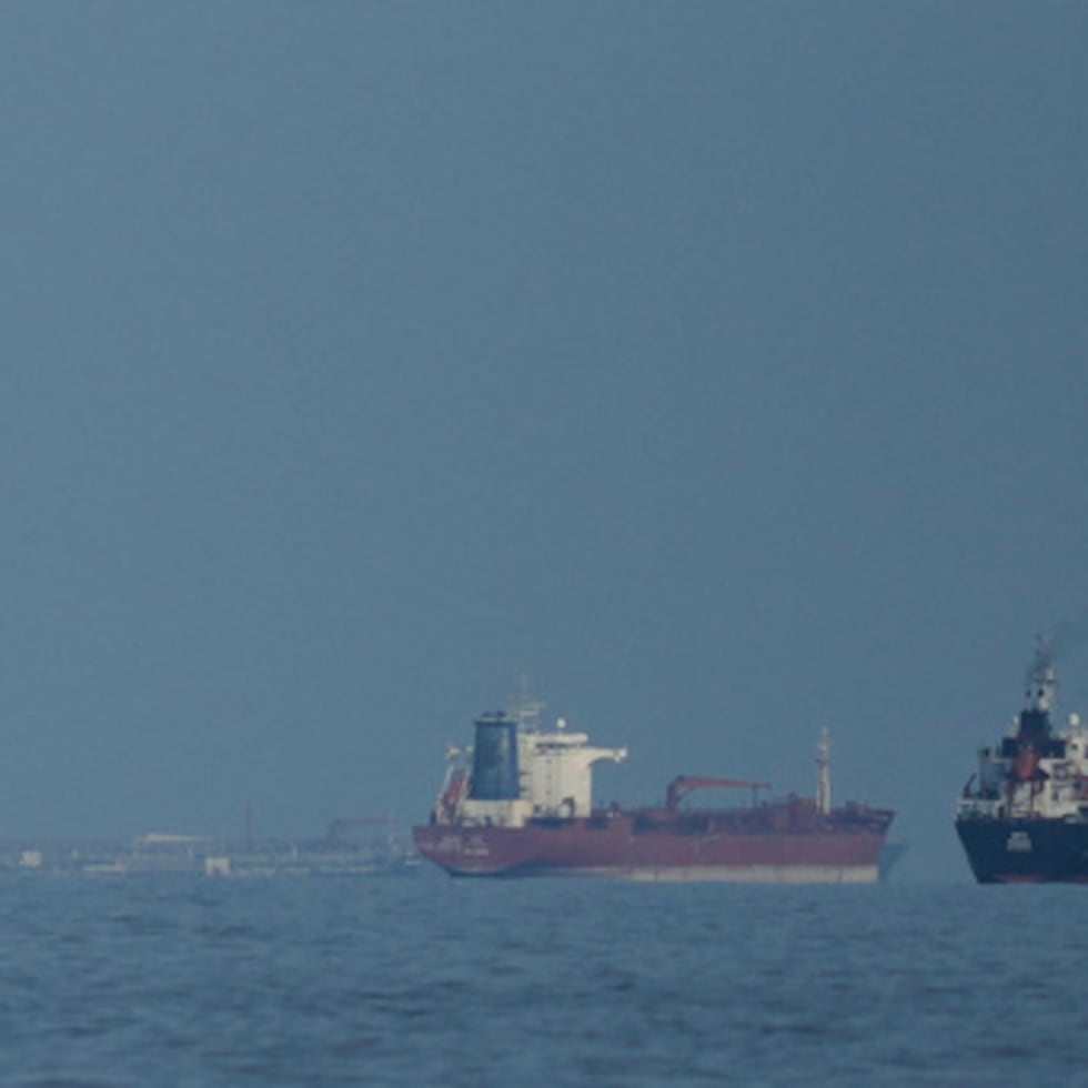 El anuncio del bloqueo detuvo el limitado tráfico de barcos que se había reanudado en el estrecho de Ormuz desde el alto el fuego.