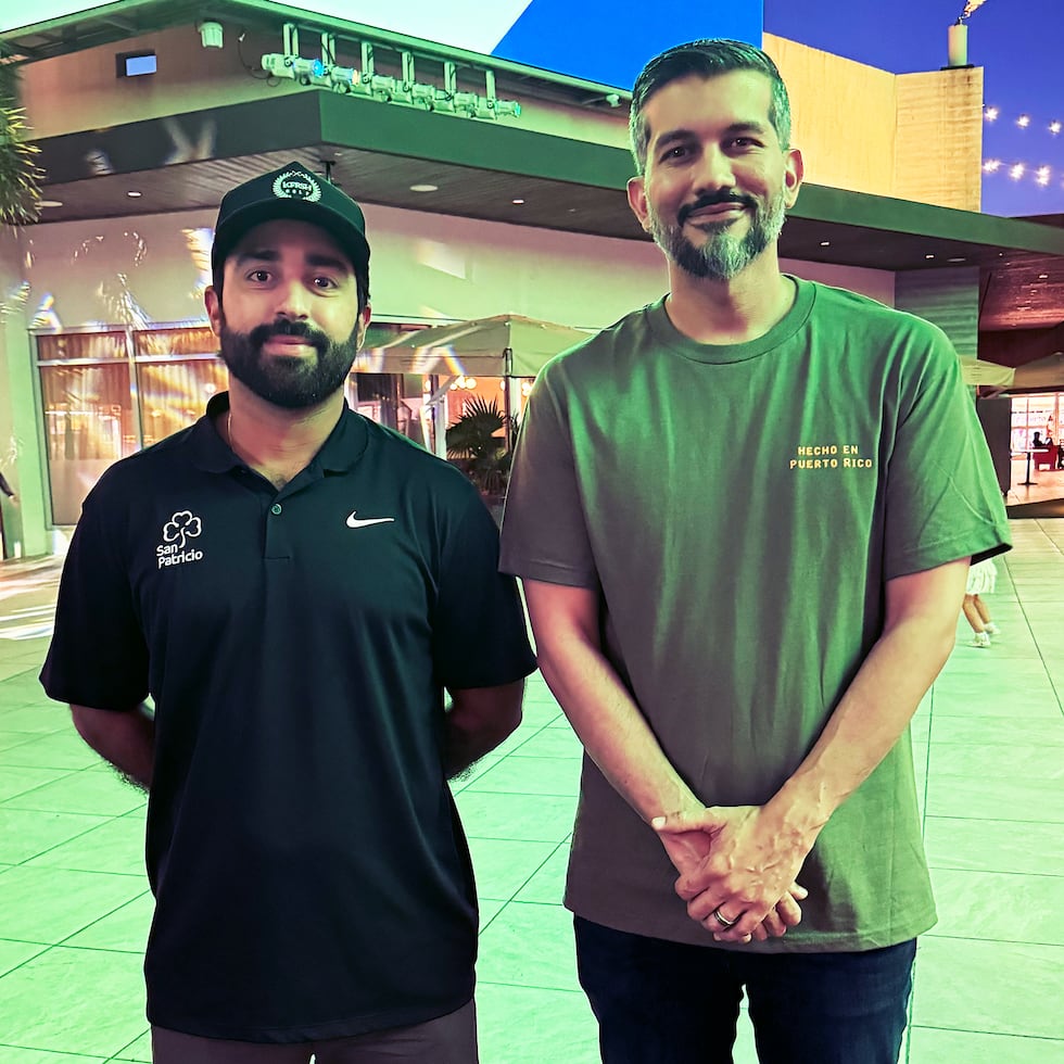 Carlos Díaz, director de mercadeo de Empresas Caparra, compañía matriz de San Patricio, junto al artista Ducós.