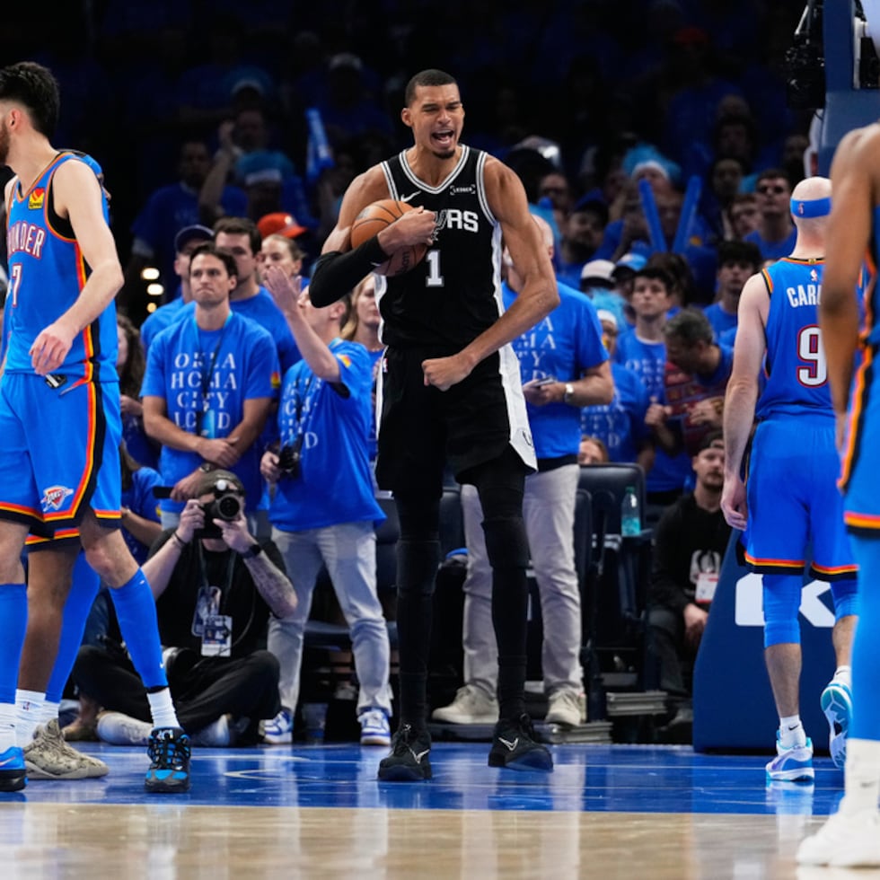 Victor Wembanyama celebra durante el segundo tiempo extra del Juego 1 de las Finales del Oeste ante el Oklahoma City Thunder, el lunes en Oklahoma City.