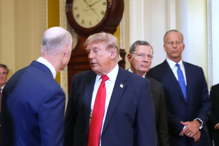 El presidente Donald Trump se da la vuelta para marcharse tras hablar con los periodistas, mientras el senador Rick Scott, republicano por Florida, el senador John Barrasso, republicano por Wyoming, y el líder de la mayoría del Senado, John Thune, republicano por Dakota del Sur, escuchan en el Capitolio, el miércoles.