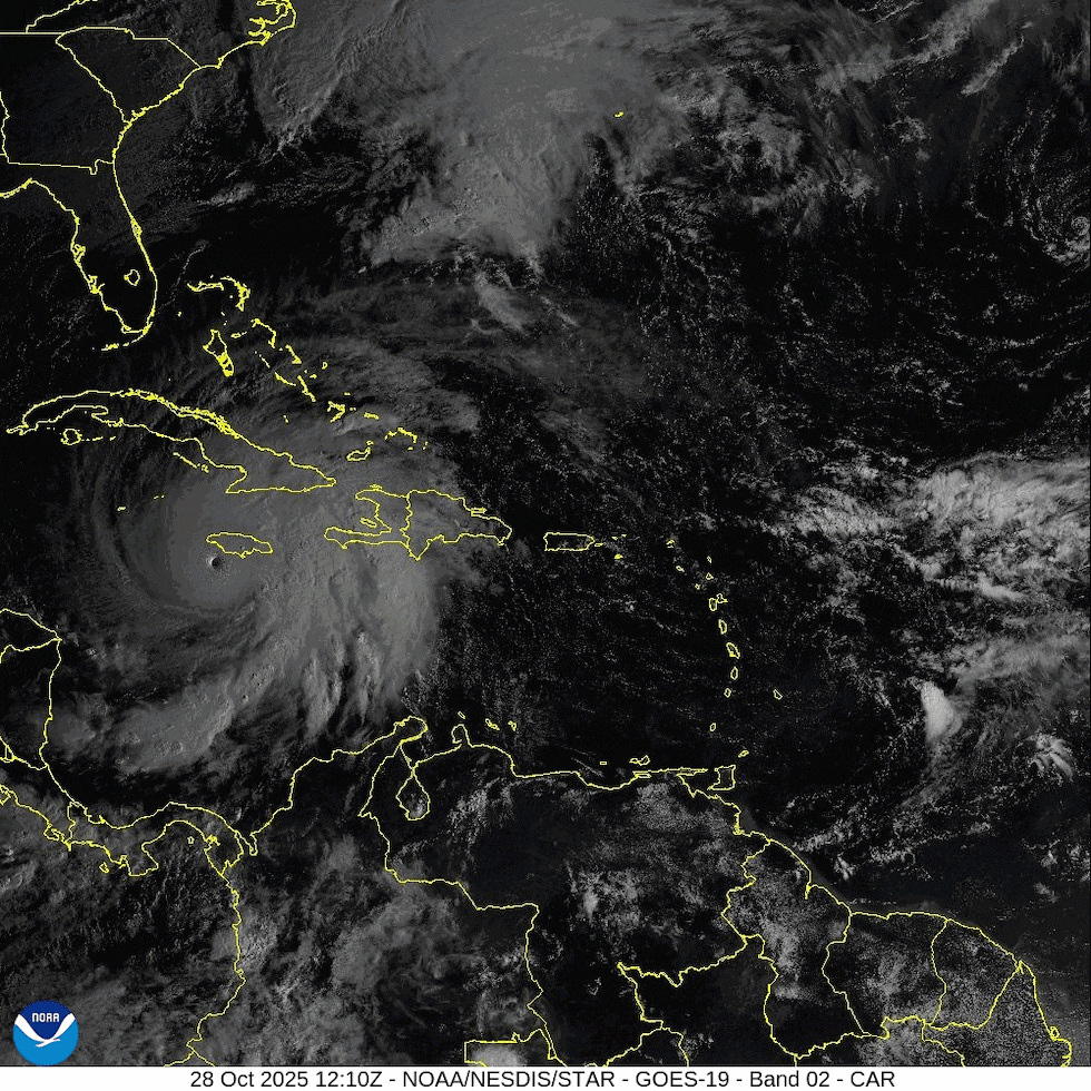 El CNH indicó en su boletín de las 5:00 p.m. que el ojo de Melissas ya comenzó a salir al norte de Jamaica.