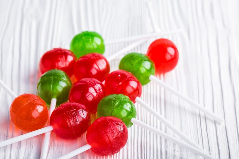 Casi nadie se puede resistir a un dulce o caramelo, sin embargo, lo ideal es elegir dulces que no sean pegajosos o chiclosos, ya que no dejarán residuos difíciles de quitar en tus dientes. (Дарья Яковлева / Pixabay)